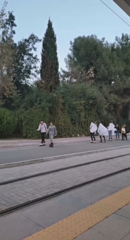 Antalya’da tepki çeken görüntü! Hayalet kılığında ölümle dans