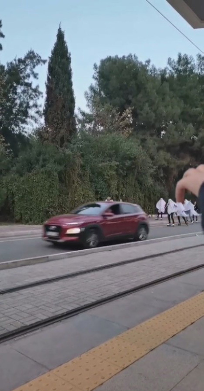 Antalya’da tepki çeken görüntü! Hayalet kılığında ölümle dans