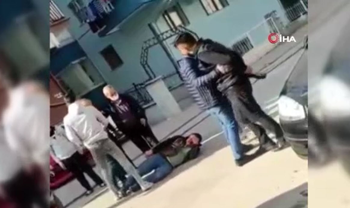 Ankara’da bir kadına cinsel içerikli mesajlar atan sapığı sokak ortasında kemerle dövdüler