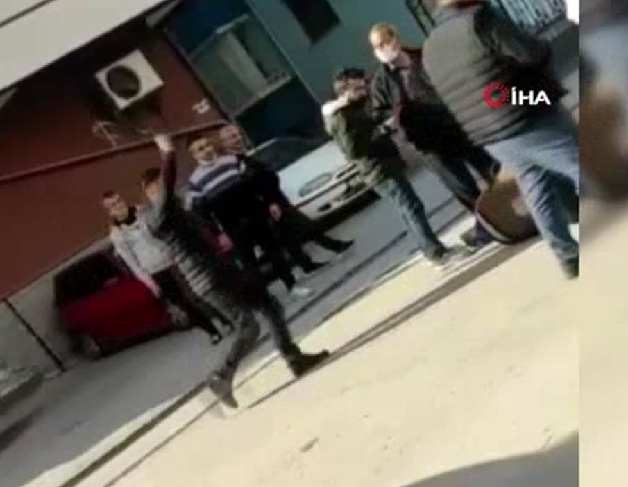 Ankara’da bir kadına cinsel içerikli mesajlar atan sapığı sokak ortasında kemerle dövdüler