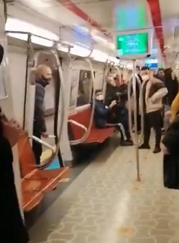SON DAKİKA: Kadıköy-Tavşantepe metrosunda korkunç olay! Eli bıçaklı kişi kadına saldırdı