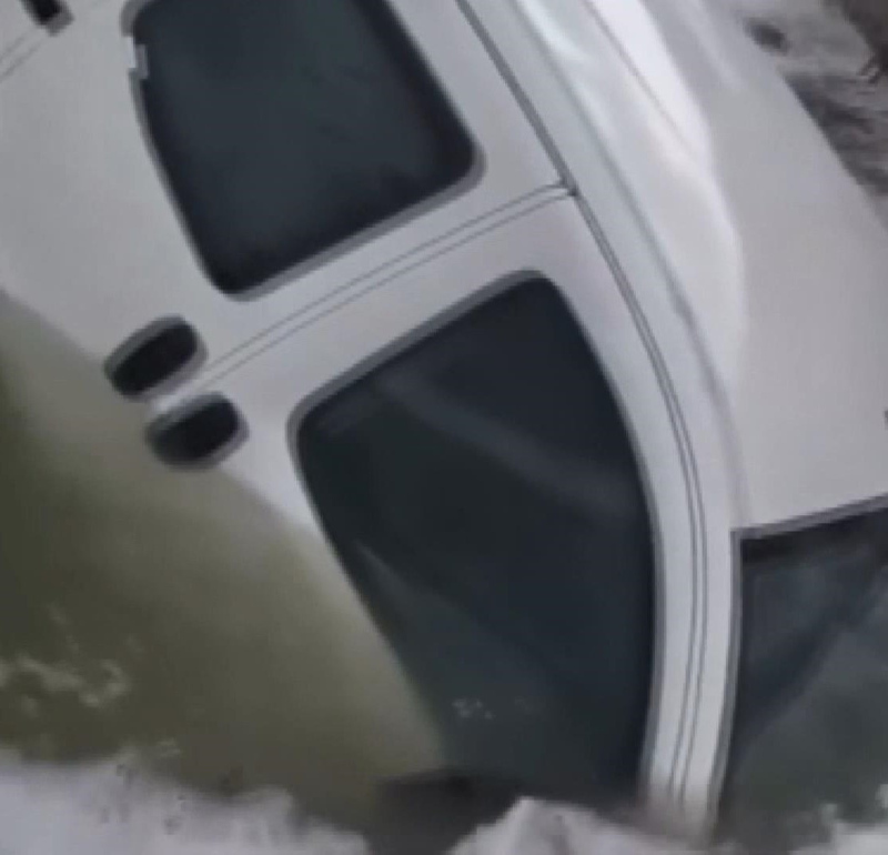 İstanbul’da lodosun etkisi devam ediyor! Tabelayla uçan da var arabası suya gömülen de