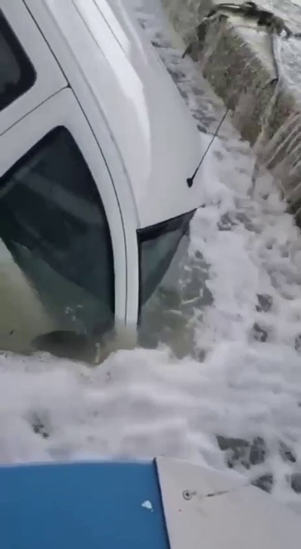 İstanbul’da lodosun etkisi devam ediyor! Tabelayla uçan da var arabası suya gömülen de