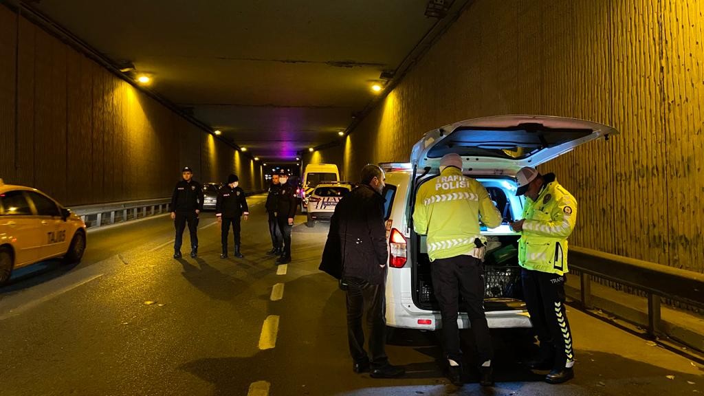 Beşiktaş’ta alkollü sürücü servis aracına çarptı