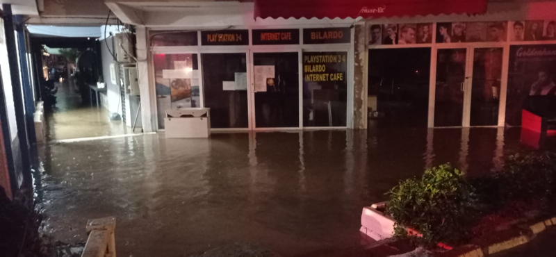 Muğla’yı sağanak vurdu! Evleri iş yerlerini su bastı, dolu araçlara hasar verdi