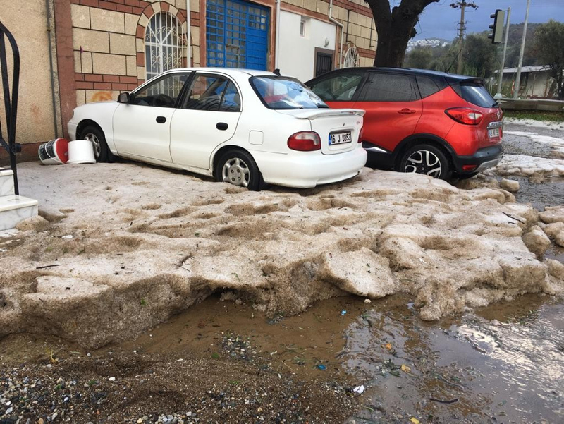 Muğla’yı sağanak vurdu! Evleri iş yerlerini su bastı, dolu araçlara hasar verdi