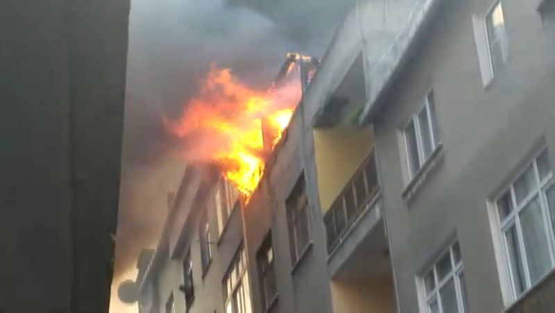 İstanbul’da korku dolu anlar! Bağcılar’da çatıdaki yangında patlama oldu!