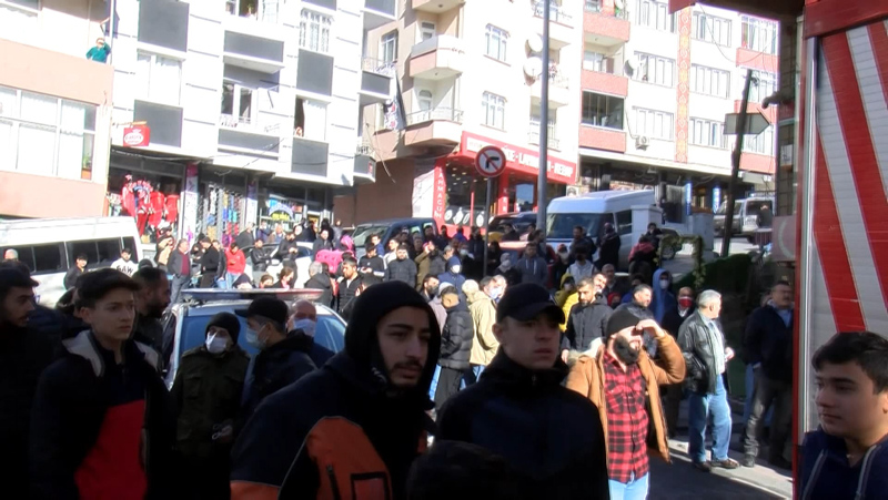 İstanbul’da korku dolu anlar! Bağcılar’da çatıdaki yangında patlama oldu!