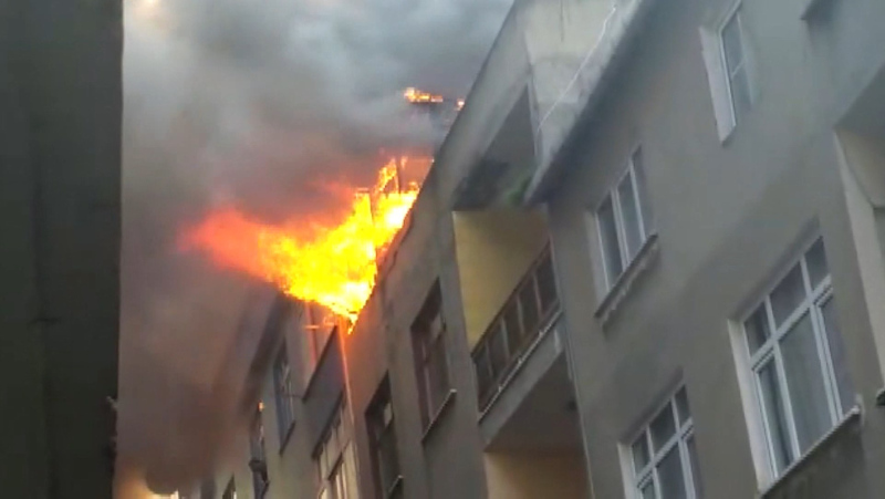 İstanbul’da korku dolu anlar! Bağcılar’da çatıdaki yangında patlama oldu!