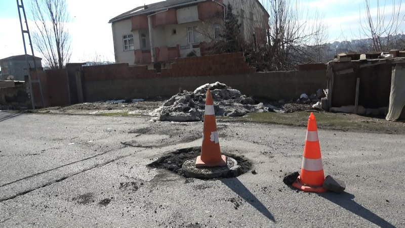 Arnavutköy’de İSKİ rögar kapağını açık bıraktı! Bir minibüs kaza yaptı