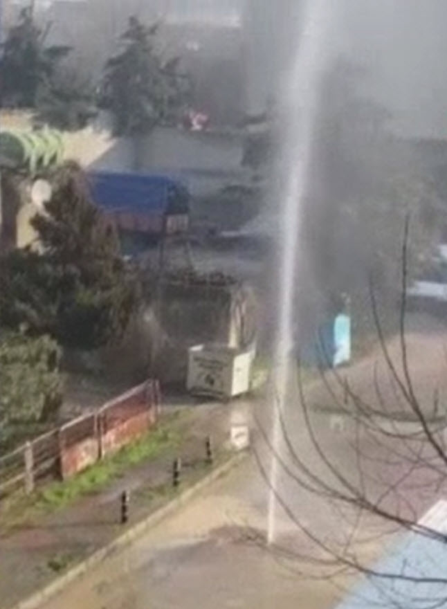 Arnavutköy’de İSKİ rögar kapağını açık bıraktı! Bir minibüs kaza yaptı