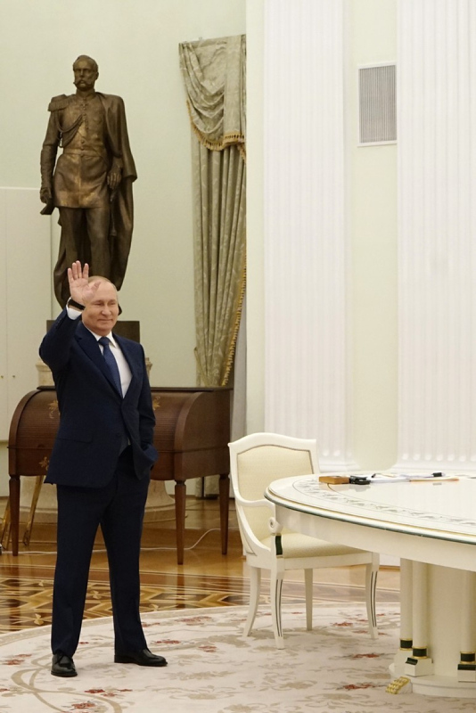 Bir lider 2 görüşme! Macron’dan sonra Putin’in Tokayev’i karşılaması gündem oldu! Dünya bu görüntüyü konuşuyor