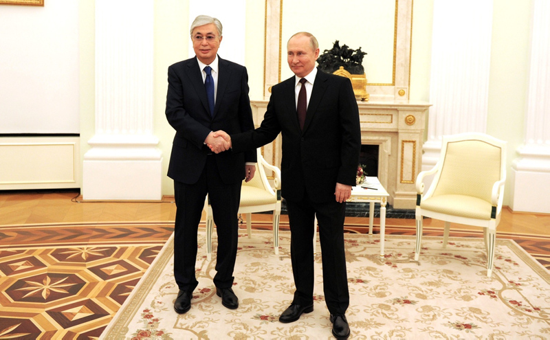 Bir lider 2 görüşme! Macron’dan sonra Putin’in Tokayev’i karşılaması gündem oldu! Dünya bu görüntüyü konuşuyor