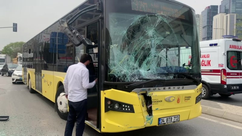 İETT otobüsü yolcu almak için yol kenarında duran minibüse çarptı: 1 yaralı