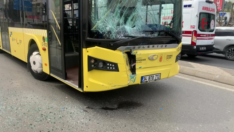 İETT otobüsü yolcu almak için yol kenarında duran minibüse çarptı: 1 yaralı