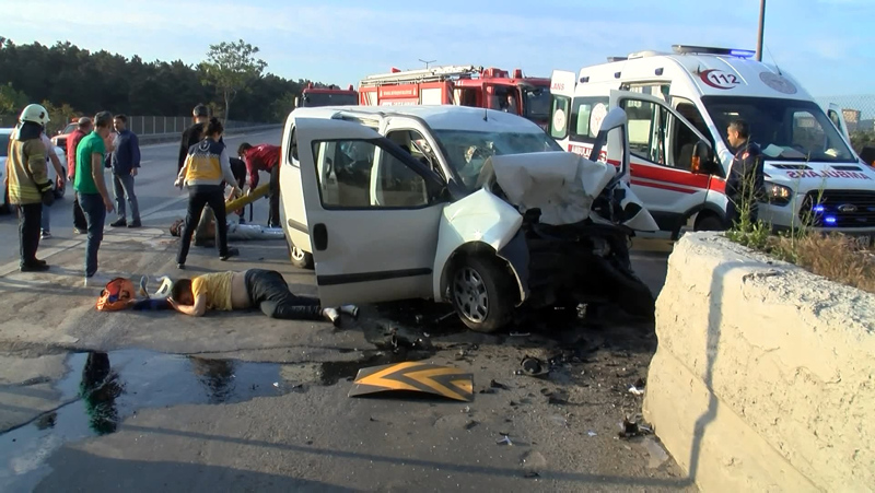 İstanbul’da feci kaza! Kararsız sürücü bariyerlere çarptı