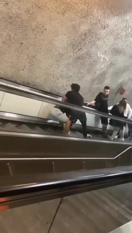 Yürüyen merdivenlerden yuvarlanarak kavga ettiler!