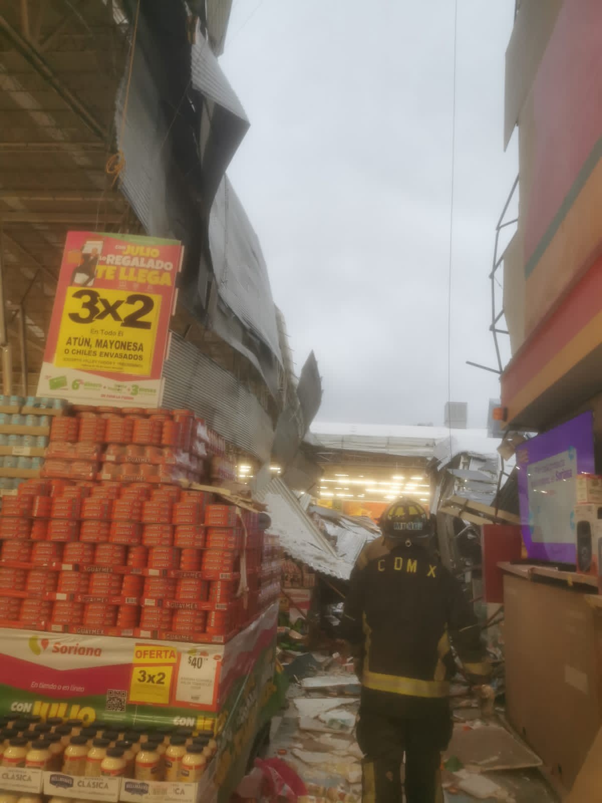 Süpermarketin çatısı böyle çöktü