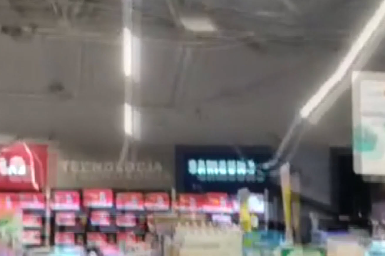 Süpermarketin çatısı böyle çöktü