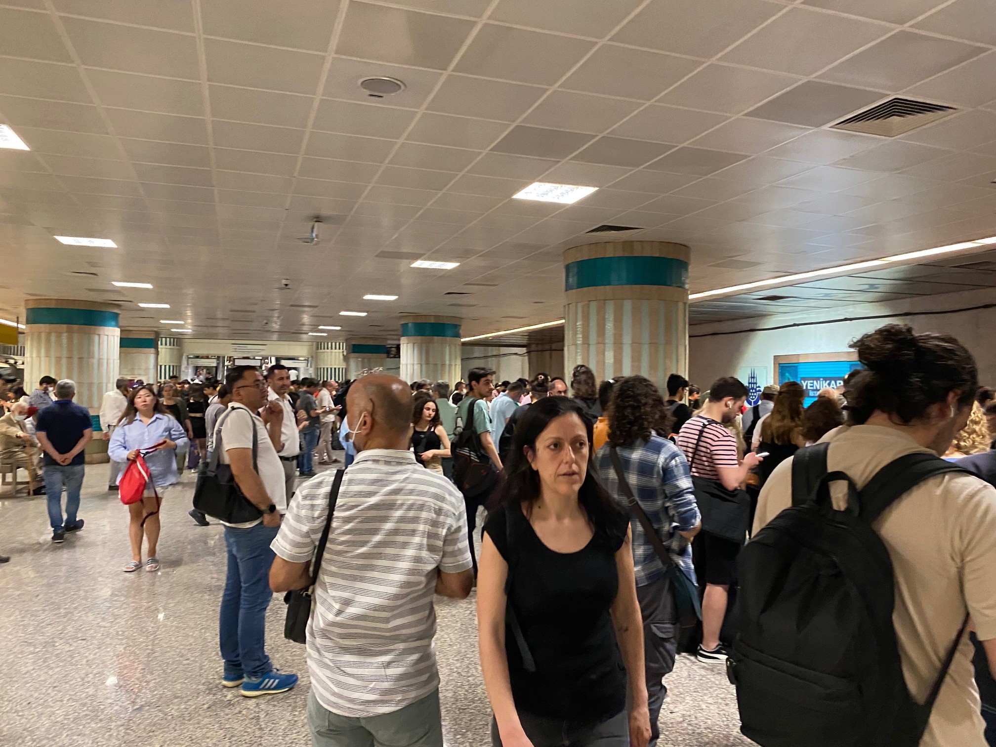 CHP’li İBB yine yolda bıraktı! Yenikapı-Hacıosman Metro Hattı’ında seferler durdu! Yolcular isyan etti: Büyük sıkıntı