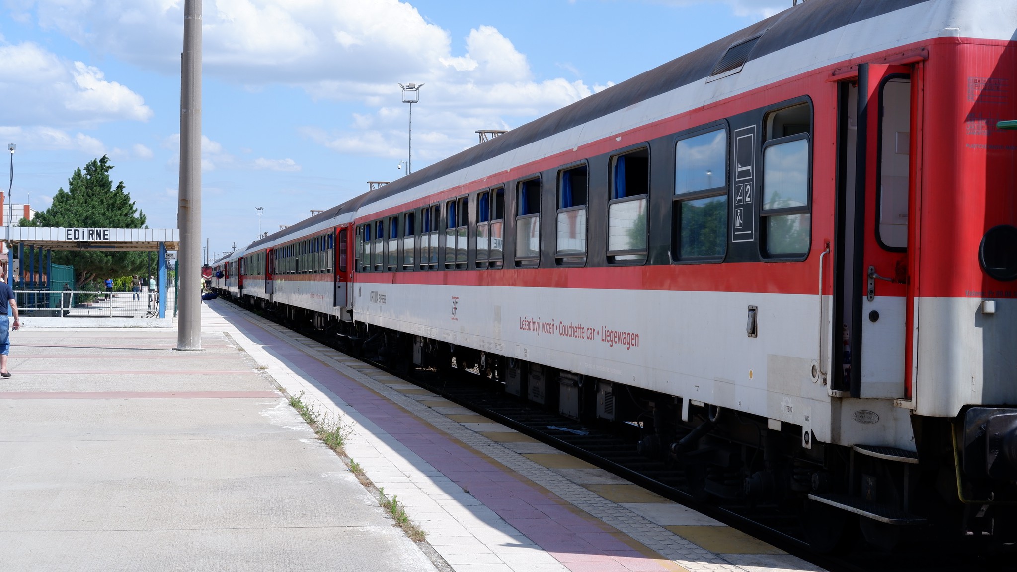 40 saatlik tren yolculuğunun ardından Türkiye’ye ulaştı! Akın akın geliyorlar