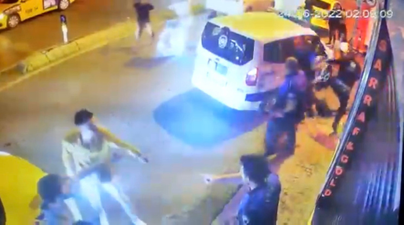 İstanbul’da bıçaklı “afiş” asma kavgası! Zabıtaya vurdu kaçarken düşüp ayağını kırdı