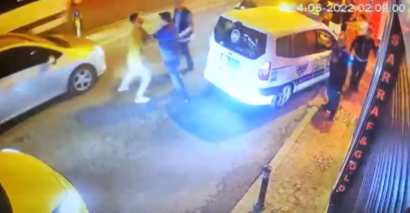 İstanbul’da bıçaklı “afiş” asma kavgası! Zabıtaya vurdu kaçarken düşüp ayağını kırdı