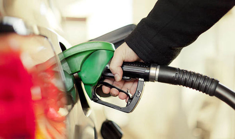 Petrol fiyatlarında sert düşüş! Benzin fiyatları düşer mi? Pompaya yansır mı? Uzman ekonomist değerlendirdi: Savaş biterse...