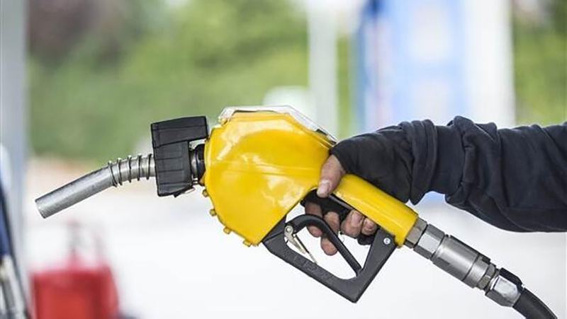Petrol fiyatlarında sert düşüş! Benzin fiyatları düşer mi? Pompaya yansır mı? Uzman ekonomist değerlendirdi: Savaş biterse...