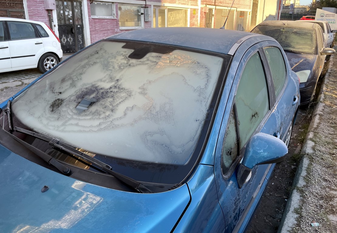 Ardahan ve Kars’ta sıcaklık 0 derecenin altına düştü: Örümcek ağları dondu! Kar bekleniyor...