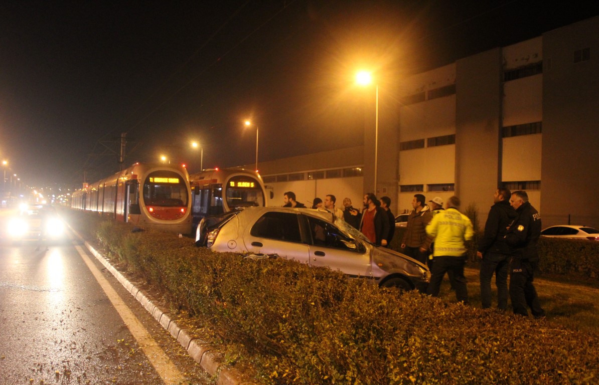 Kayseri’de kabus dolu anlar: Tramvay yoluna giren otomobil takla attı