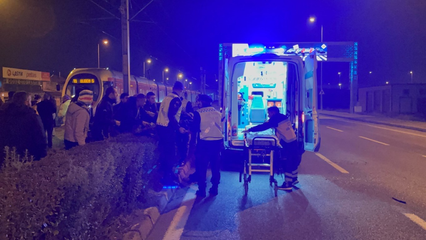 Kayseri’de kabus dolu anlar: Tramvay yoluna giren otomobil takla attı
