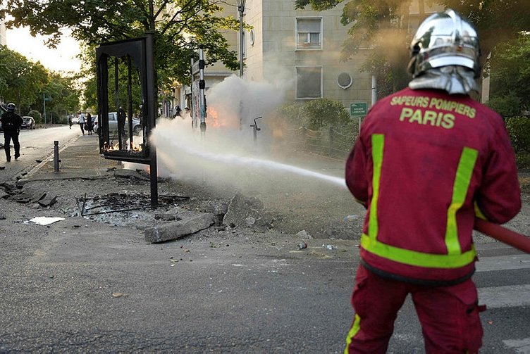 Fransa sokakları yangın yeri! Polisin açtığı ateş 17 yaşındaki genci öldürdü: Halk sokağa indi