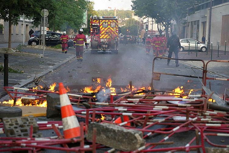 Fransa sokakları yangın yeri! Polisin açtığı ateş 17 yaşındaki genci öldürdü: Halk sokağa indi