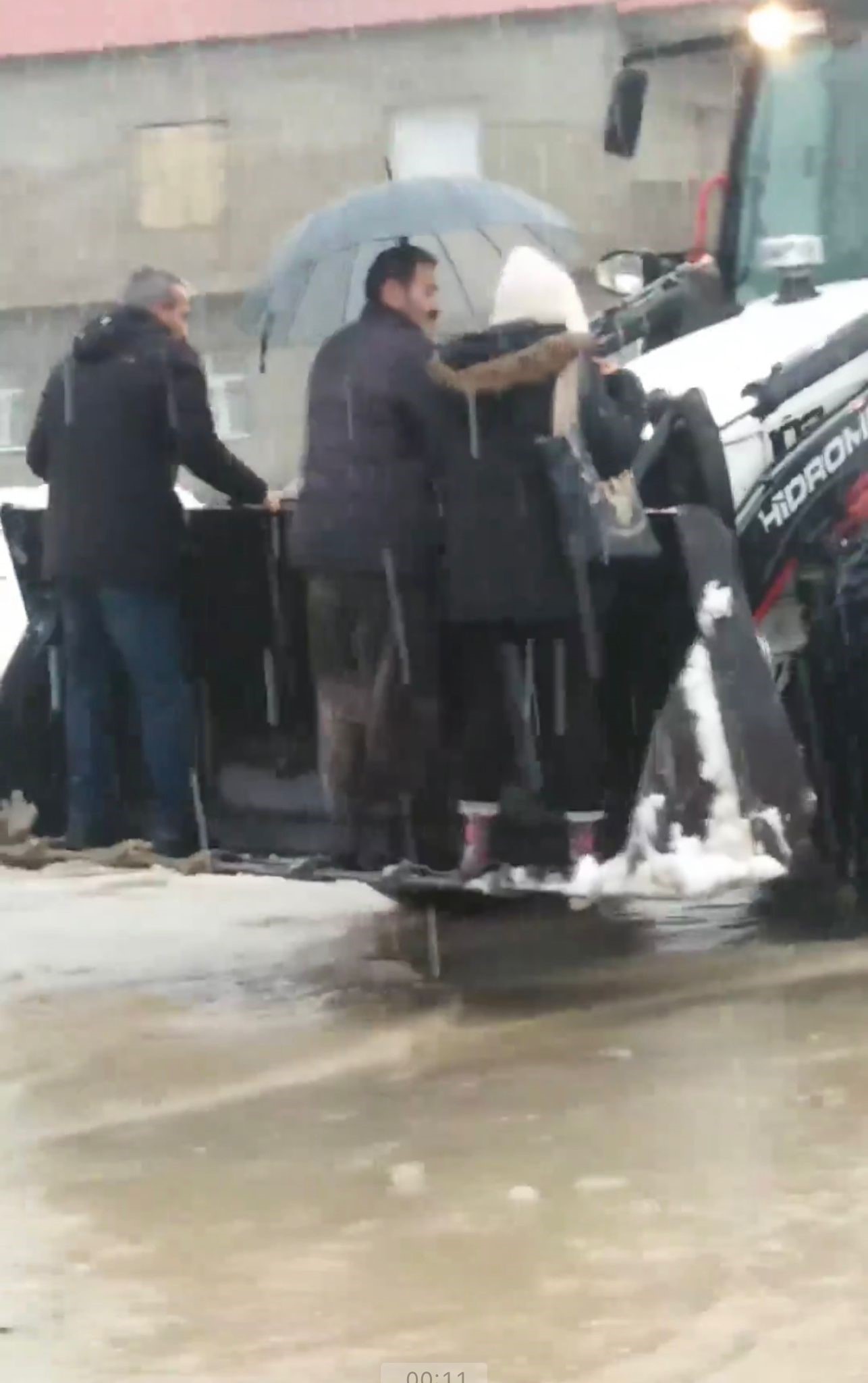 Hakkari Yüksekova’da yolda mahsur kalan vatandaşları ekipler kepçeyle böyle kurtardı