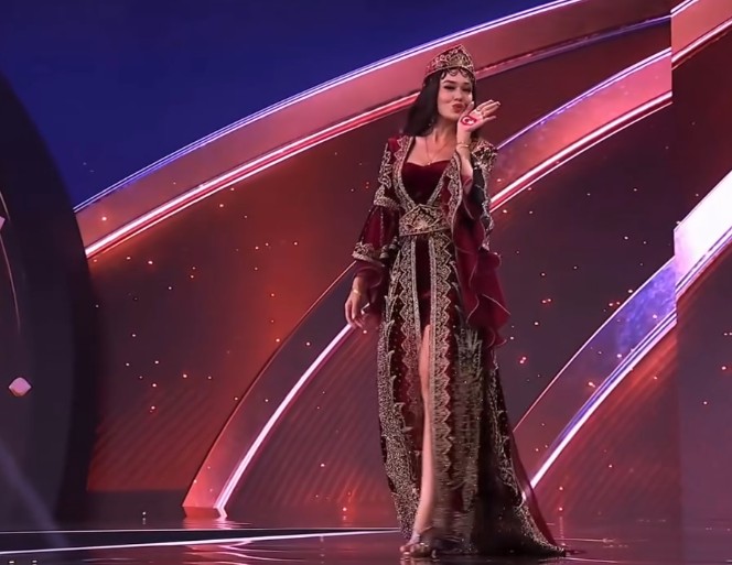 Ceren Arslan'dan Türk bayraklı paylaşım! Hürrem Sultan elbisesiyle hayran bıraktı