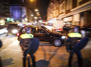 Hollandada Türk vatandaşlarına polis köpekleriyle müdahale