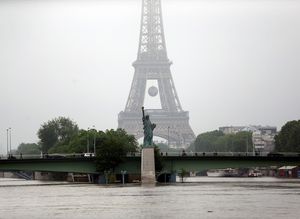 Paris’te su taşkını tehlikesi EURO 2016 öncesi planları alt üst etti