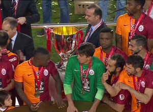Aslan kupasını kaldırdı