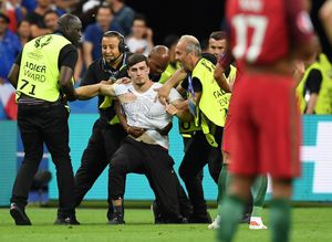 EURO 2016 finalinde sahaya taraftar girdi!