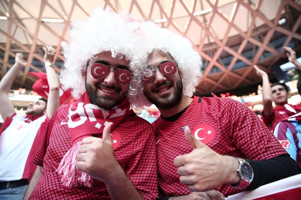 Sahaya atladı ve Fatih Terimin üzerine yürüdü