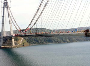 3. Köprüde son tabliye yerleştirildi