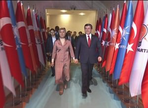 Başbakan Davutoğlu kongre salonunda partilileri selamladı