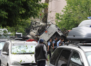 Beyazıtta polis aracına yapılan saldırıdan ilk görüntüler