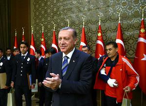 Cumhurbaşkanı Erdoğan ödül verdiği Gazi ile yakından ilgilendi