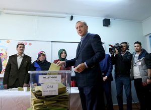 Oy kullanmaya ambulansla gittiler