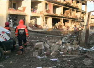 Diyarbakır'da PKK'lılar Emniyet'e bombalı araçla saldırdı - 1