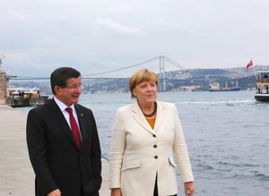 Merkel, AK Parti’nin afişini ve Atatürk’ü sordu