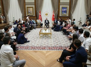 Cumhurbaşkanı Erdoğan sanatçı, oyuncu, radyocu ve sporcuları kabul etti