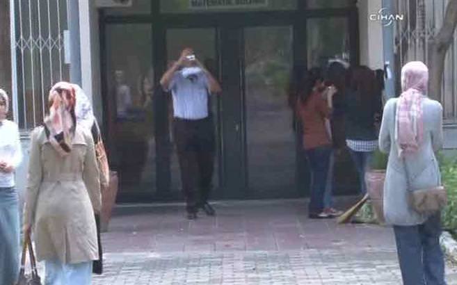 Profesörden kapıda başörtüsü nöbeti!